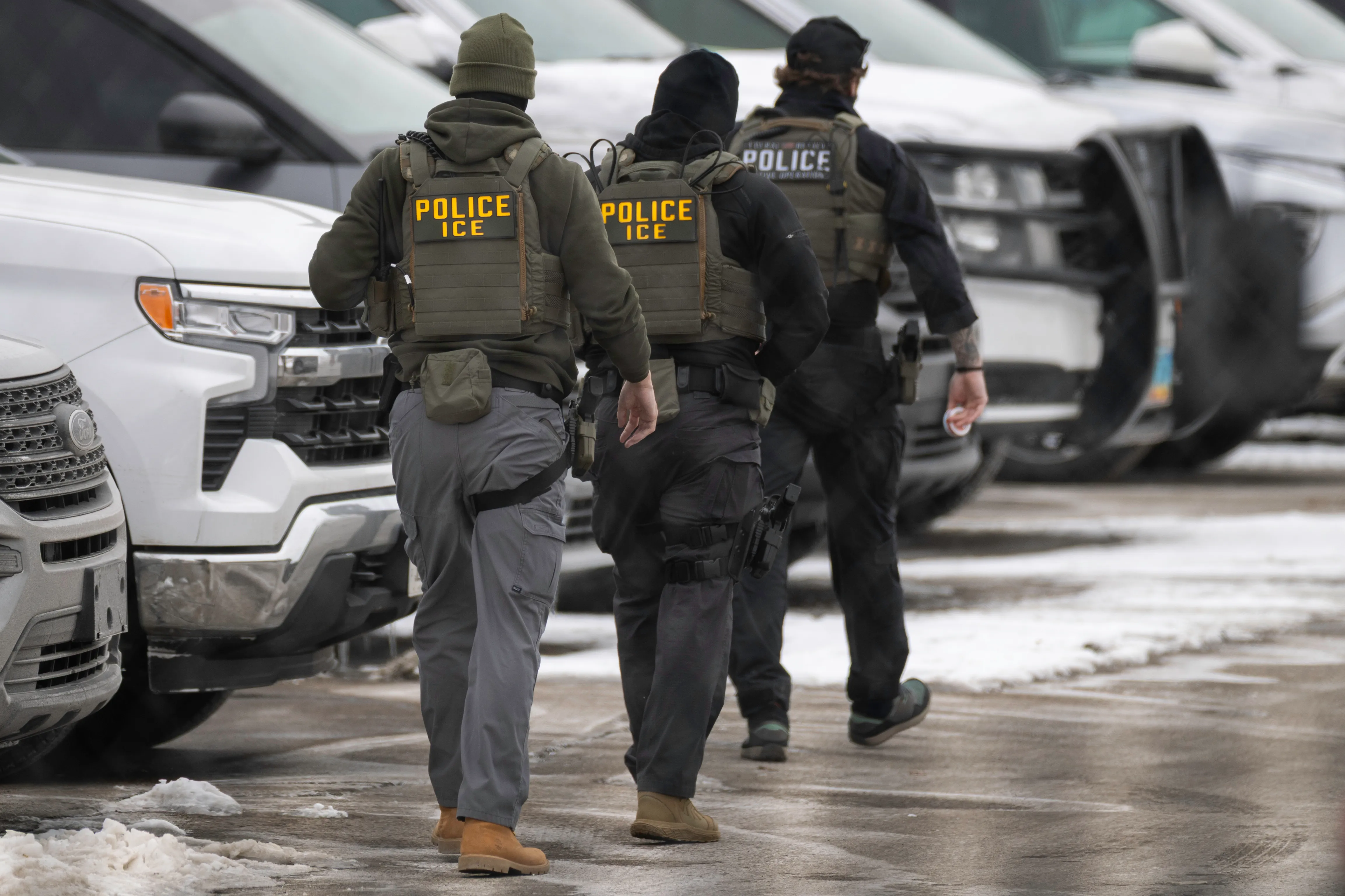 MINNEAPOLIS, MINNESOTA – FEBRUARY 04: ICE agents depart the Bishop Henry Whipple Federal Building on February 4, 2026 in Minneapolis, Minnesota. White House Border Czar Tom Homan announced Wednesday that 700 immigration enforcement personnel would be withdrawn from Minnesota, following weeks of operations and the fatal shooting of two protesters. Homan said the withdrawal would take effect immediately. (Photo by John Moore/Getty Images)