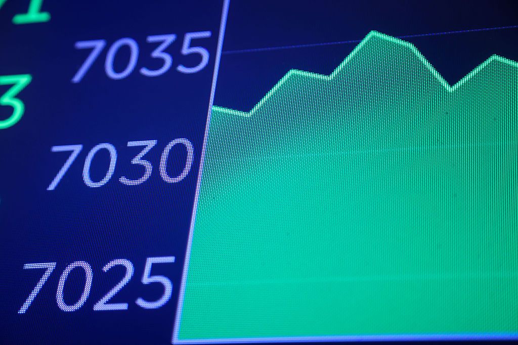 FILE – An S&P 500 chart during Madison Air Solutions Corp.’s initial public offering (IPO) on the floor of the New York Stock Exchange (NYSE) in New York, US, on Thursday, April 16, 2026. (Photographer: Michael Nagle/Bloomberg via Getty Images)