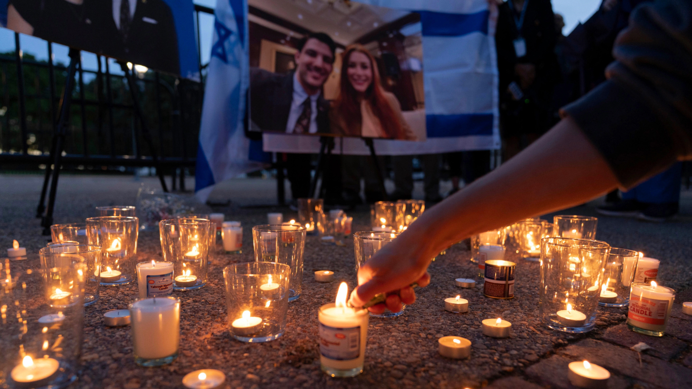 People gather to light candles at a makeshift memorial to honor Yaron Lischinsky and Sarah Milgrim who were killed as they left an event at the Capital Jewish Museum in Washington, during a candlelight vigil outside of the White House in Washington, Thursday, May 22, 2025. (AP Photo/Jose Luis Magana)