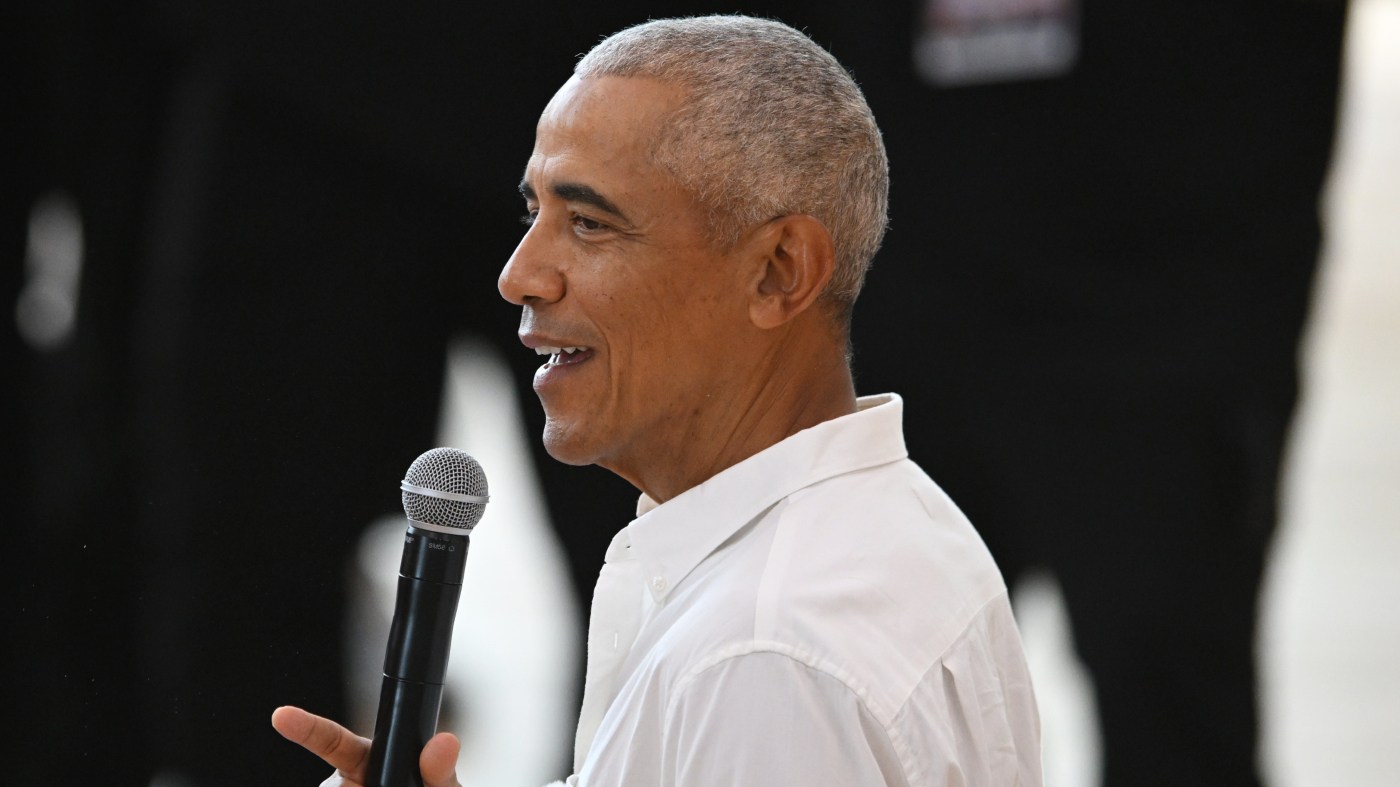 Former President Obama speaks to WNBA All-Stars during a practice at the Obama Presidential Center in Chicago, July 24, 2026.
