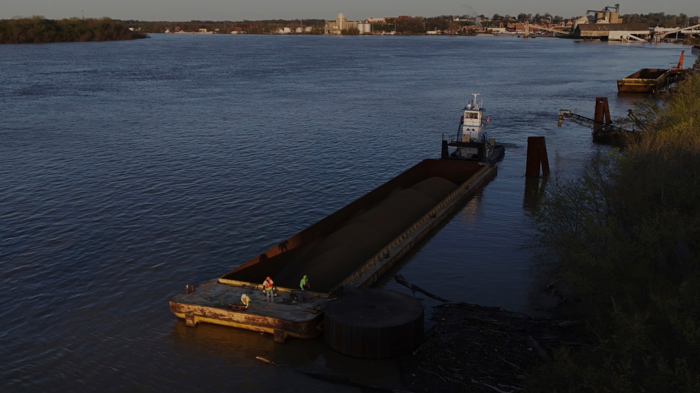 A crew works to move coal down the Ohio River on Tuesday, April 8, 2025, in Evansville, Ind. (AP Photo/Joshua A. Bickel)