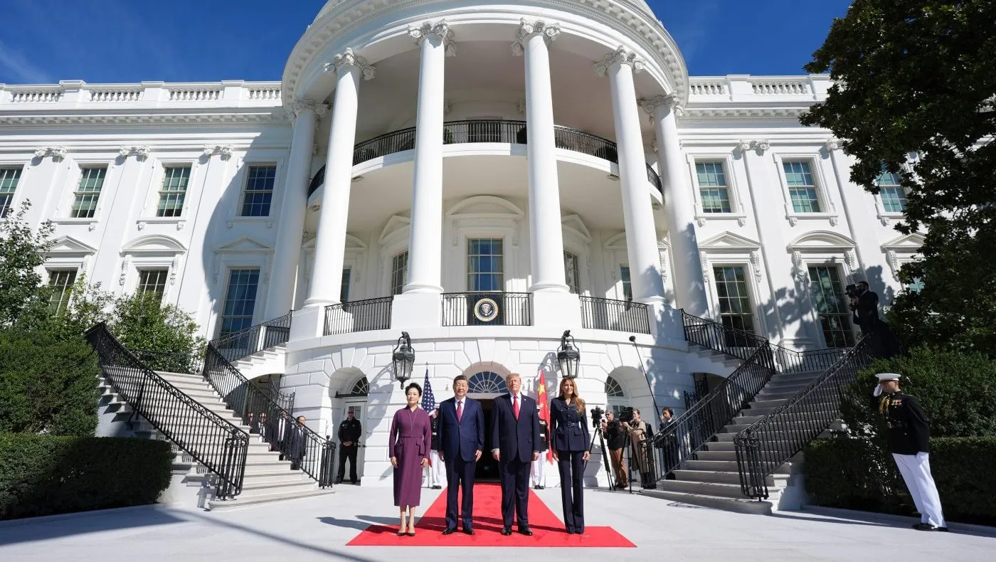 President Donald Trump, center right, and first lady Melania Trump, right, pose as they greet China’s President Xi Jinping, center left, and his wife Peng Liyuan, as they arrive at the South Portico of the White House for tea, Friday, Sept. 25, 2026, in Washington. (AP Photo/Jacquelyn Martin)