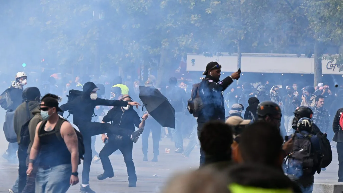 Protesters scuffle with riot police during a demonstration against rising living costs, joining students’ grievances, in Paris, Saturday, Oct. 17, 2026. (AP Photo/Emma Da Silva)