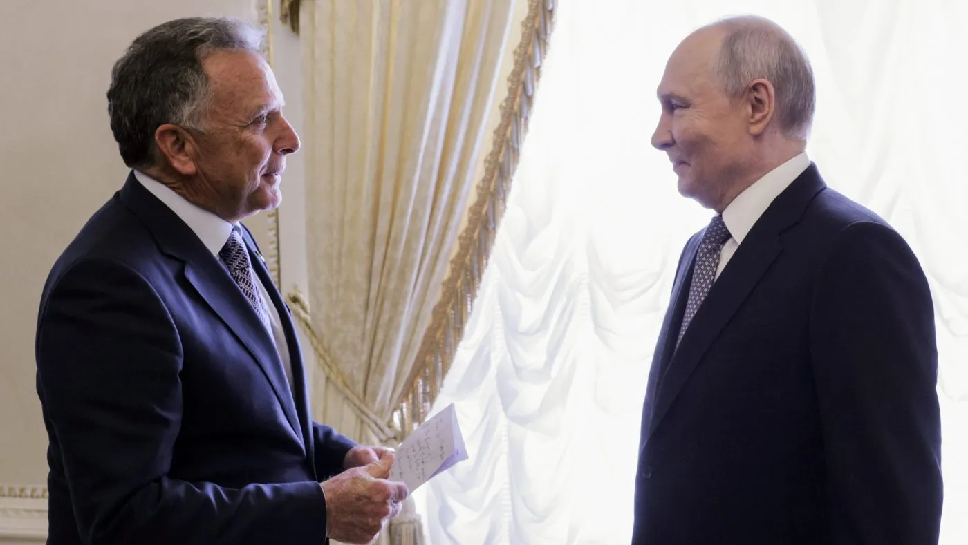U.S. President Trump’s special envoy Steve Witkoff, left, holds a paper while speaking to Russian President Vladimir Putin at the Konstantin Palace in Strelnya, outside St. Petersburg, Russia, on Oct. 21, 2026.