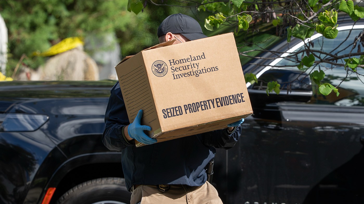 Homeland Security officers carry boxes from the Washington residence of Rep. Ilhan Omar (D-Minn.), Oct. 12, 2026, during a search. (J. Scott Applewhite, Associated Press)