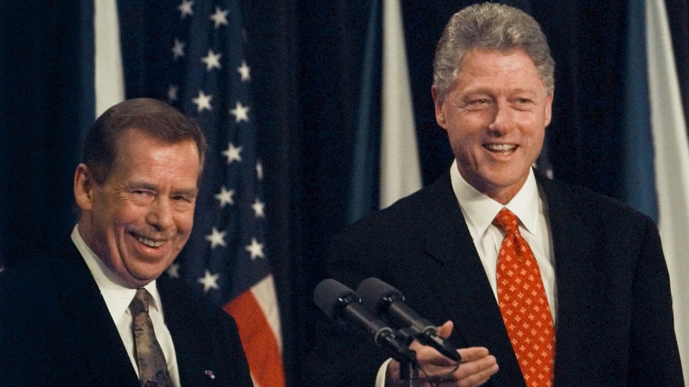 FILE – In this Sept. 16, 1998 file photo US President Bill Clinton, right, and Czech President Vaclav Havel smile during their joint news conference at the State Department in Washington.