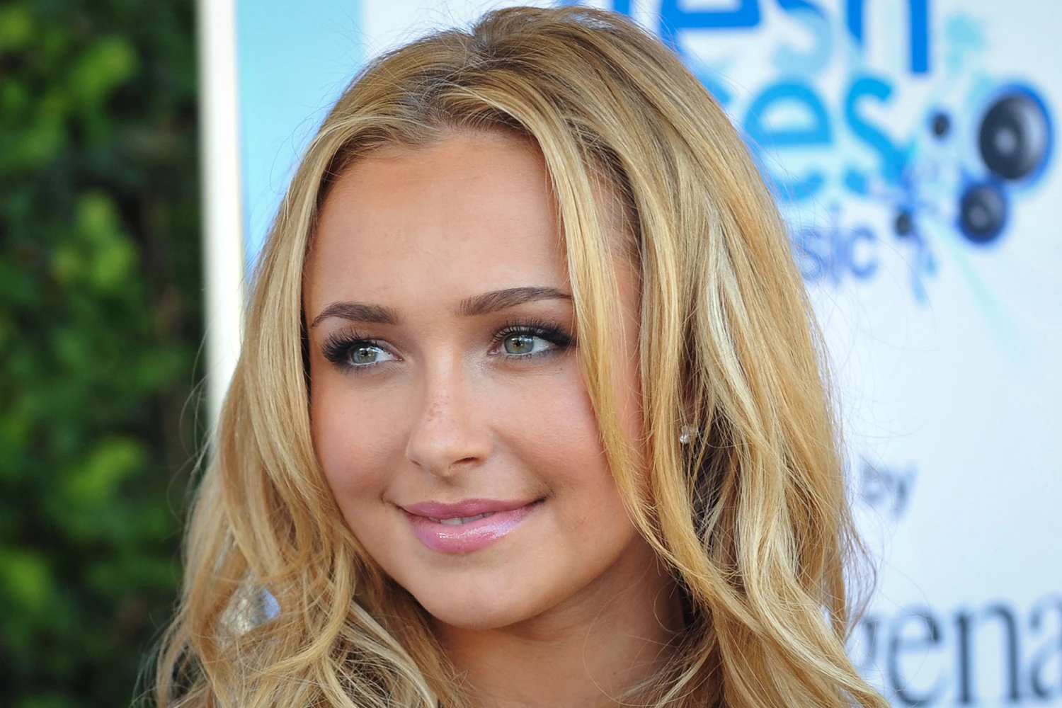 Hayden Panettiere arrives at VH1 Save The Music Foundation's Neutrogena Fresh Faces Music Benefit at Jim Henson Studios on September 26, 2009 in Hollywood, California.