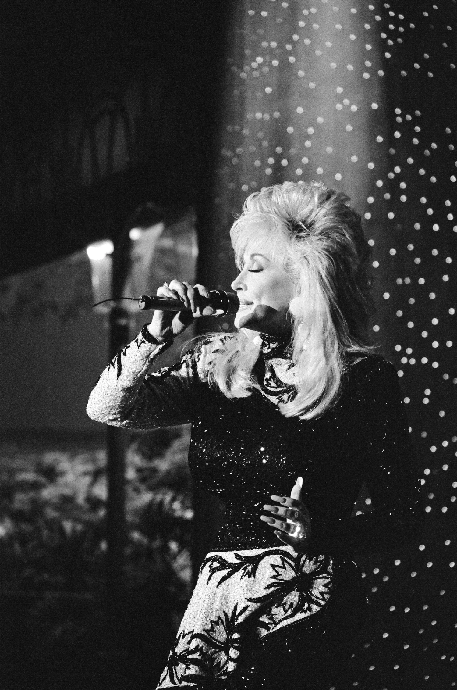 Dolly Parton performs on "The Tonight Show Starring Johnny Carson" on April 8, 1992.