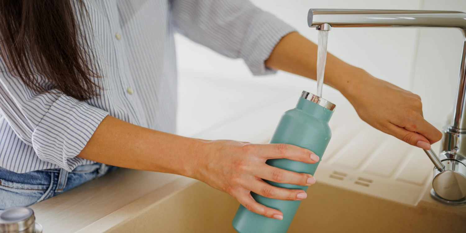 In addition to dish soap, you can use ingredients like vinegar and baking soda to clean a water bottle.
