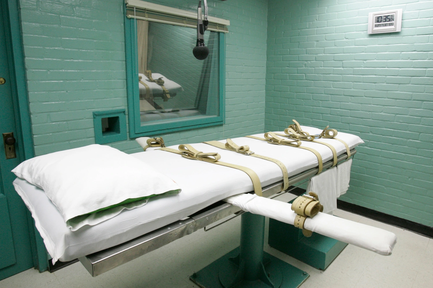 The state of Texas execution chamber in Huntsville, Texas, is seen on May 27, 2008.