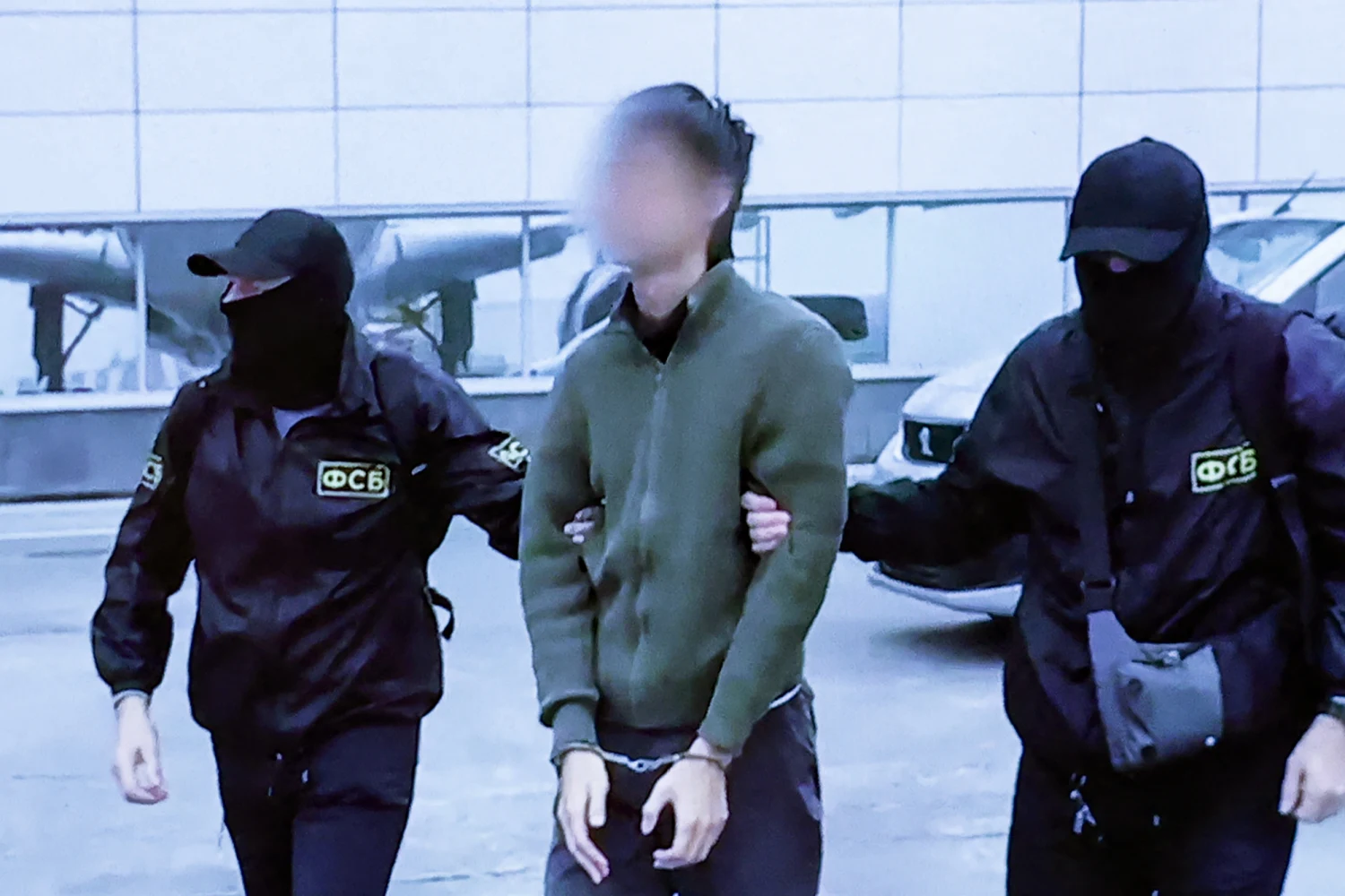 A news feed running a Russia's FSB security service footage of the operation to detain a Japanese journalist accused of espionage, on a smartphone in Moscow on October 13, 2026.
