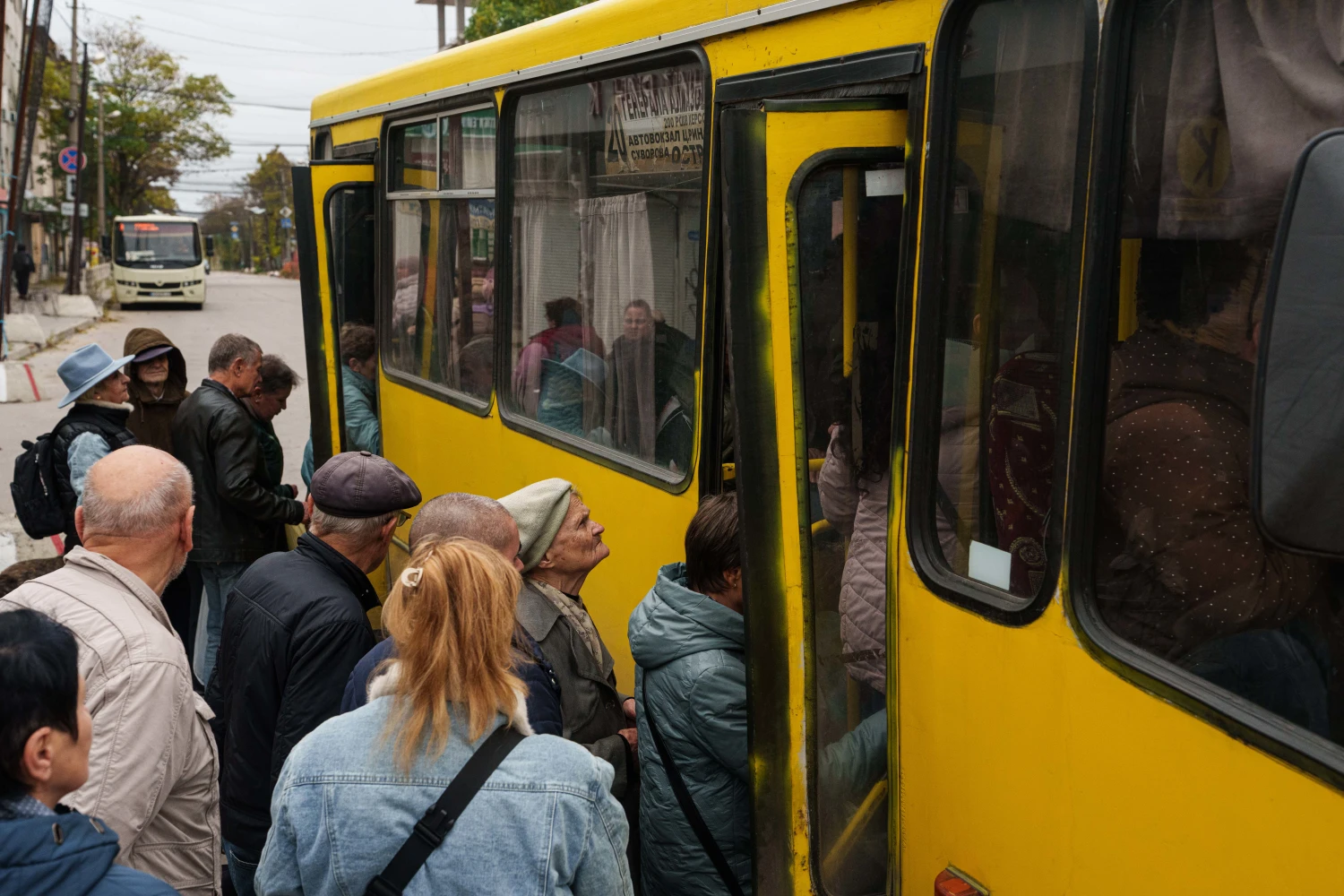 People board a bus during a local ceasefire linked to efforts to evacuate residents of Oleshky, in Kherson, Ukraine, Tuesday, Oct. 27, 2026. (AP Photo/Evgeniy Maloletka)