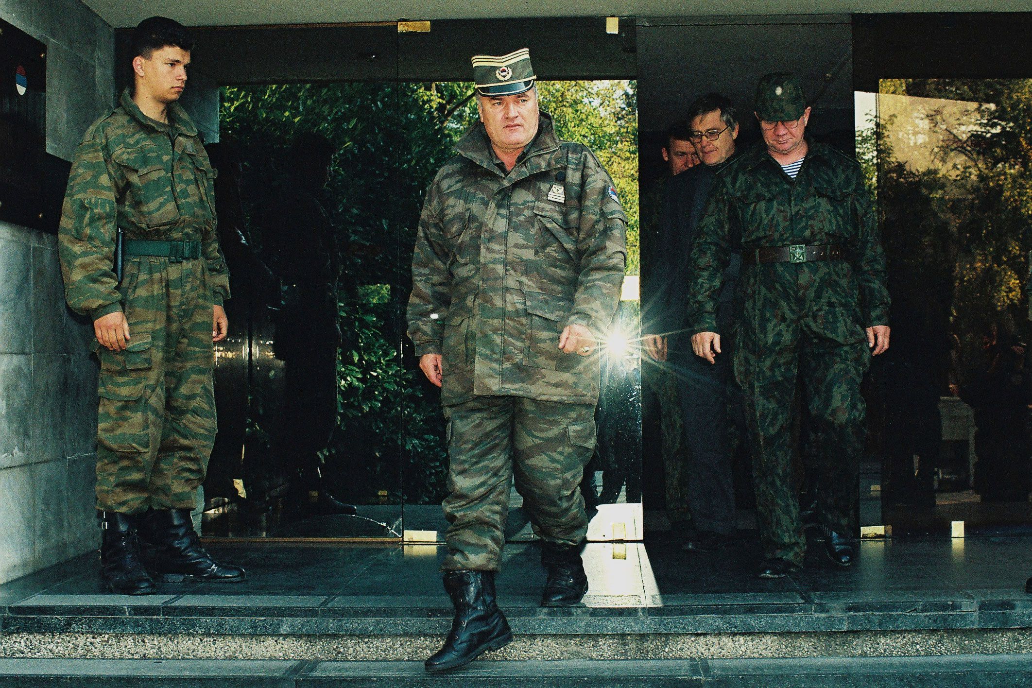Bosnian-Serb General Ratko Mladić, center, is seen during the visit of a Russian Army delegation to the Bosnian town of Banja Luka in October 1995.
