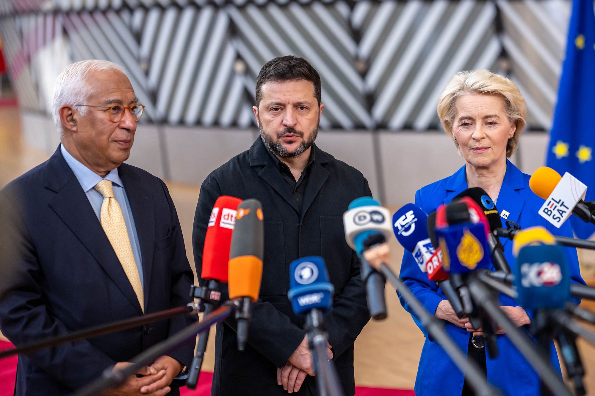 16 October 2026, Belgium, Brüssel: Volodymyr Zelenskyy (center-left), President of Ukraine; António Costa, President of the European Council; and Ursula von der Leyen (right), President of the European Commission, speak with reporters as they arrive at the EU summit. The heads of state and government of the EU member states are discussing measures to boost the competitiveness of the European economy, the next long-term EU budget, and the status of EU enlargement negotiations at the Europa Building. Photo by: Michael Kappeler/picture-alliance/dpa/AP Images