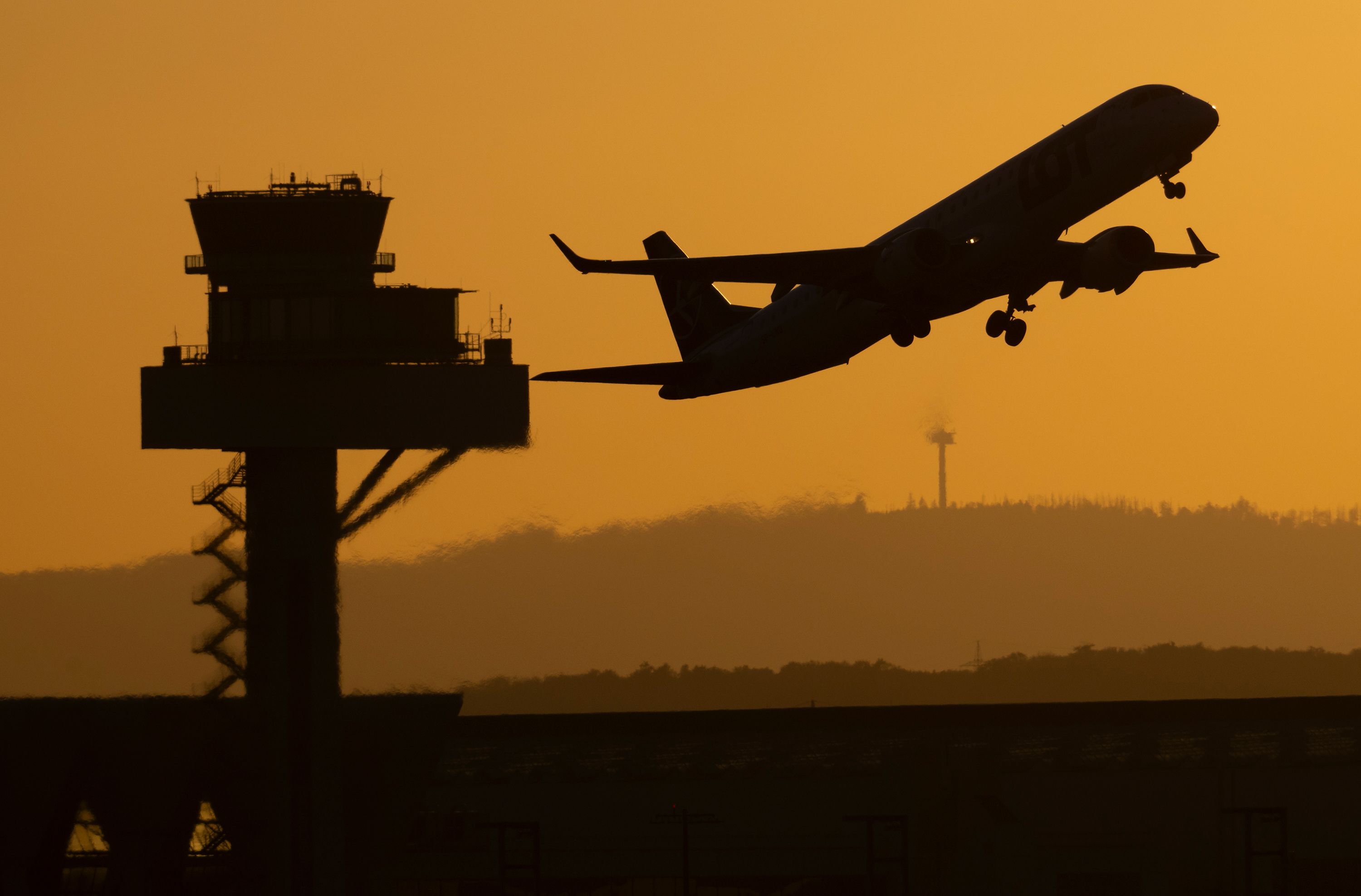 A passenger plane takes off from Frankfurt Airport. Six airport workers contracted malaria, according to the airport's operator.