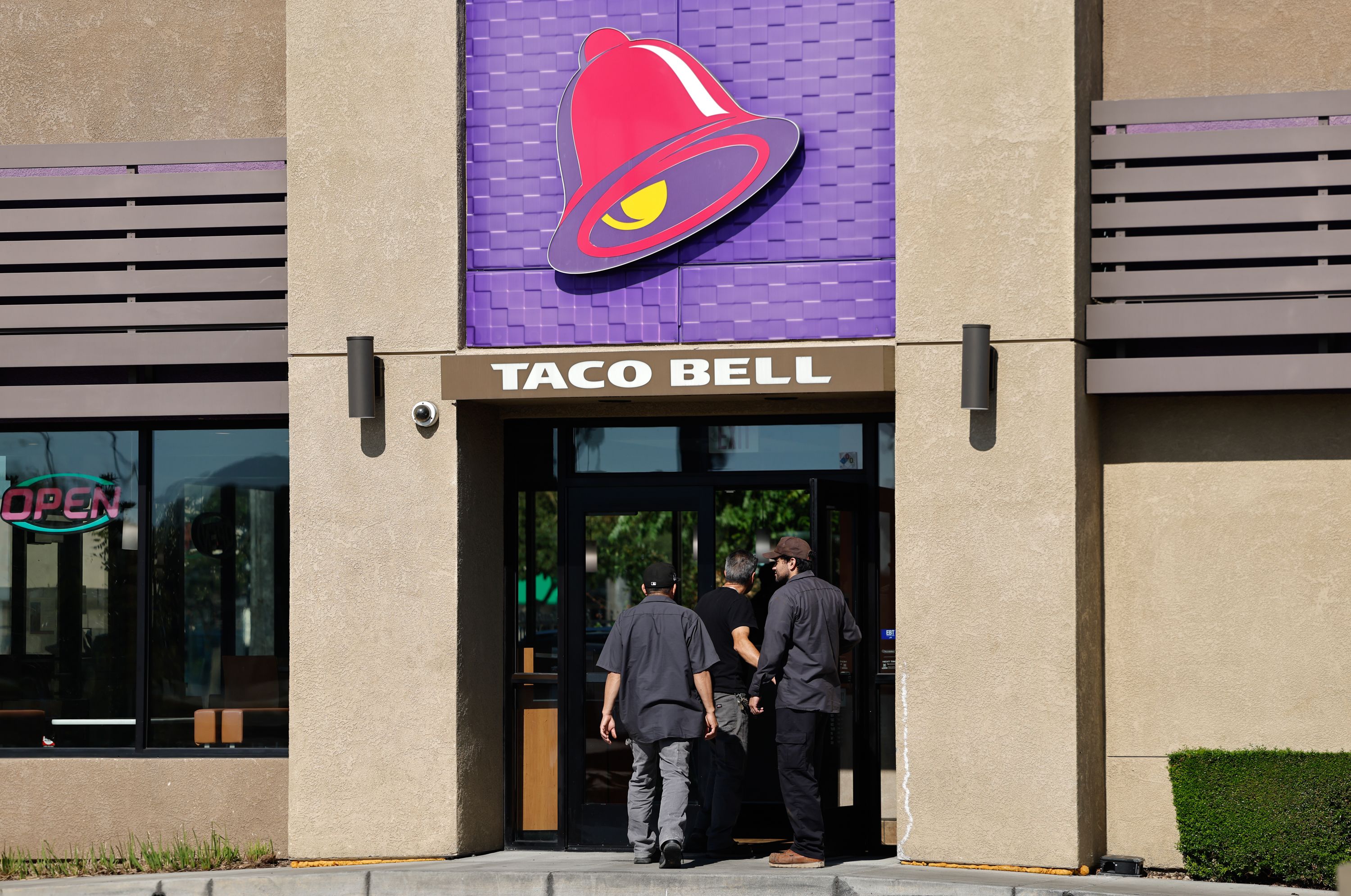 An exterior of a Taco Bell.