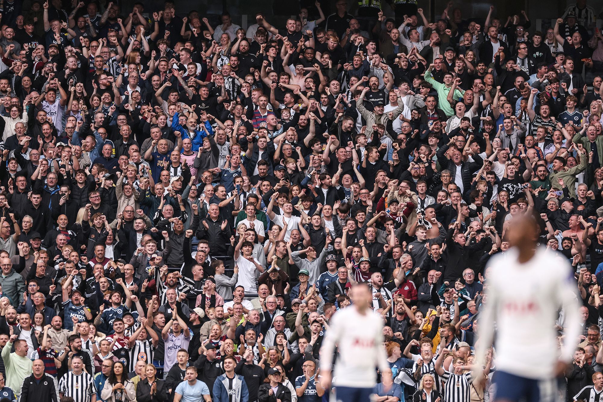 LONDON, ENGLAND - AUGUST 29:  Newcastle United fans celebrate during the Premier League 2026/27 match between Tottenham Hotspur and Newcastle United at Tottenham Hotspur Stadium on August 29, 2026 in London, England. (Photo by Marc Atkins/Getty Images)
