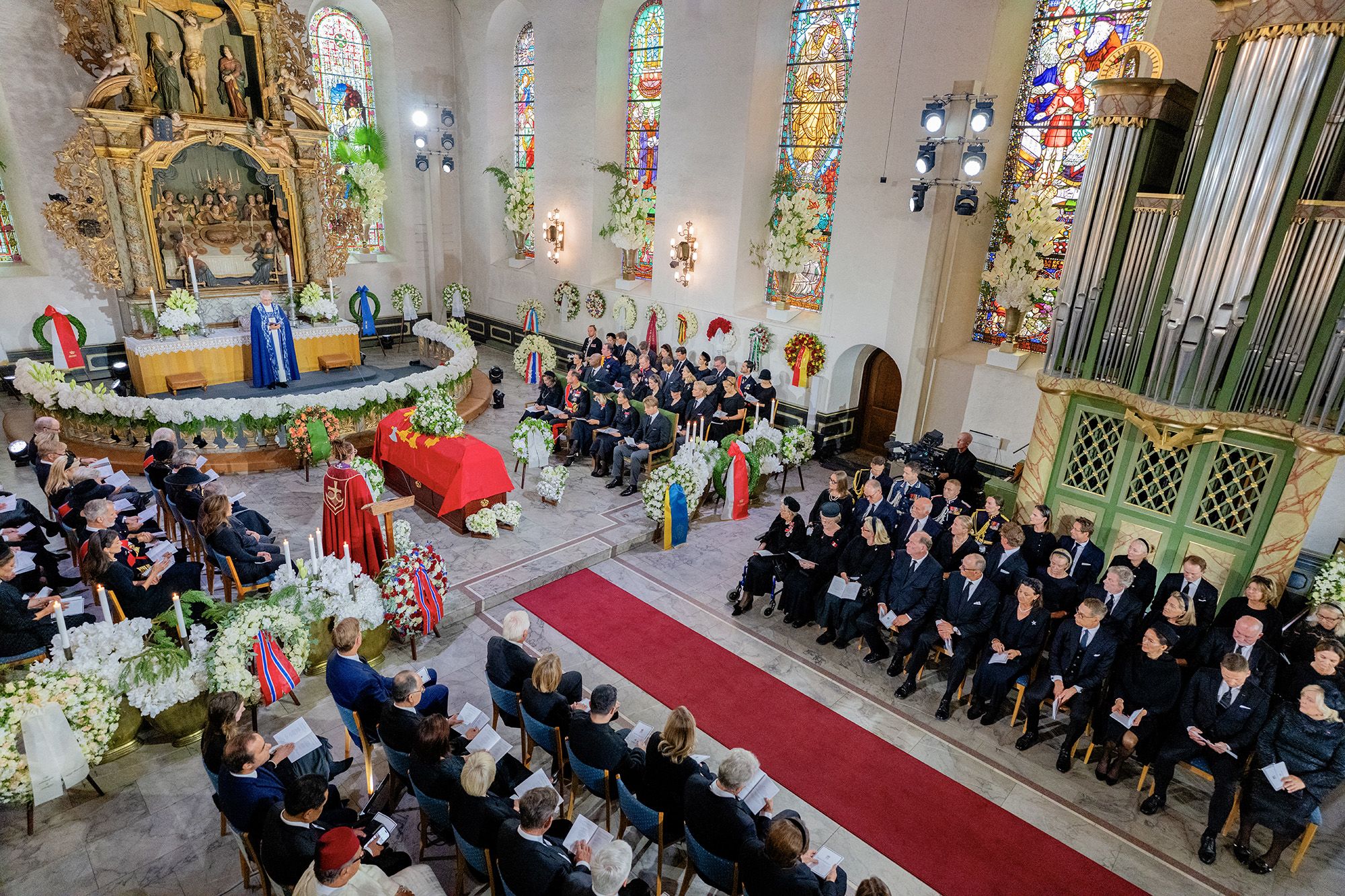 TOPSHOT - The coffin of King Haakon VIII of Norway stans in the cathedral as the royal family and guets sit during the funeral service for Norway's late King at the Oslo Cathedral in Oslo, Norway, on September 9, 2026. Harald, who died on August 28, 2026 at the age of 89, will be laid to rest in the crypt of the royal mausoleum of Akershus Castle, a medieval fortress overlooking Oslo Fjord, after a service at the Oslo Cathedral. (Photo by Stian Lysberg SOLUM / POOL / AFP via Getty Images)