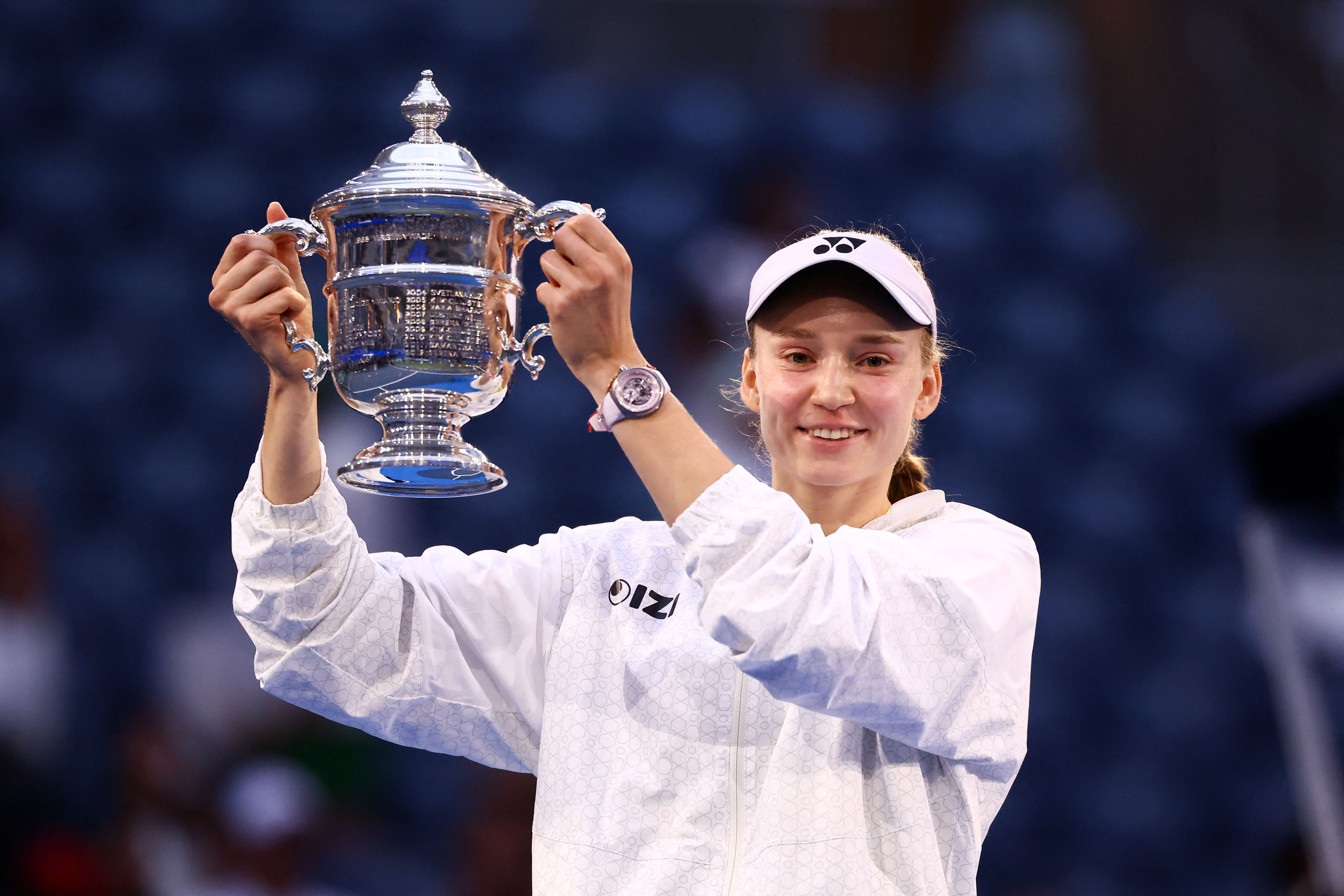 Elena Rybakina holds up the winner's trophy after women's US Open final win over Aryna Sabalenka on Saturday.
