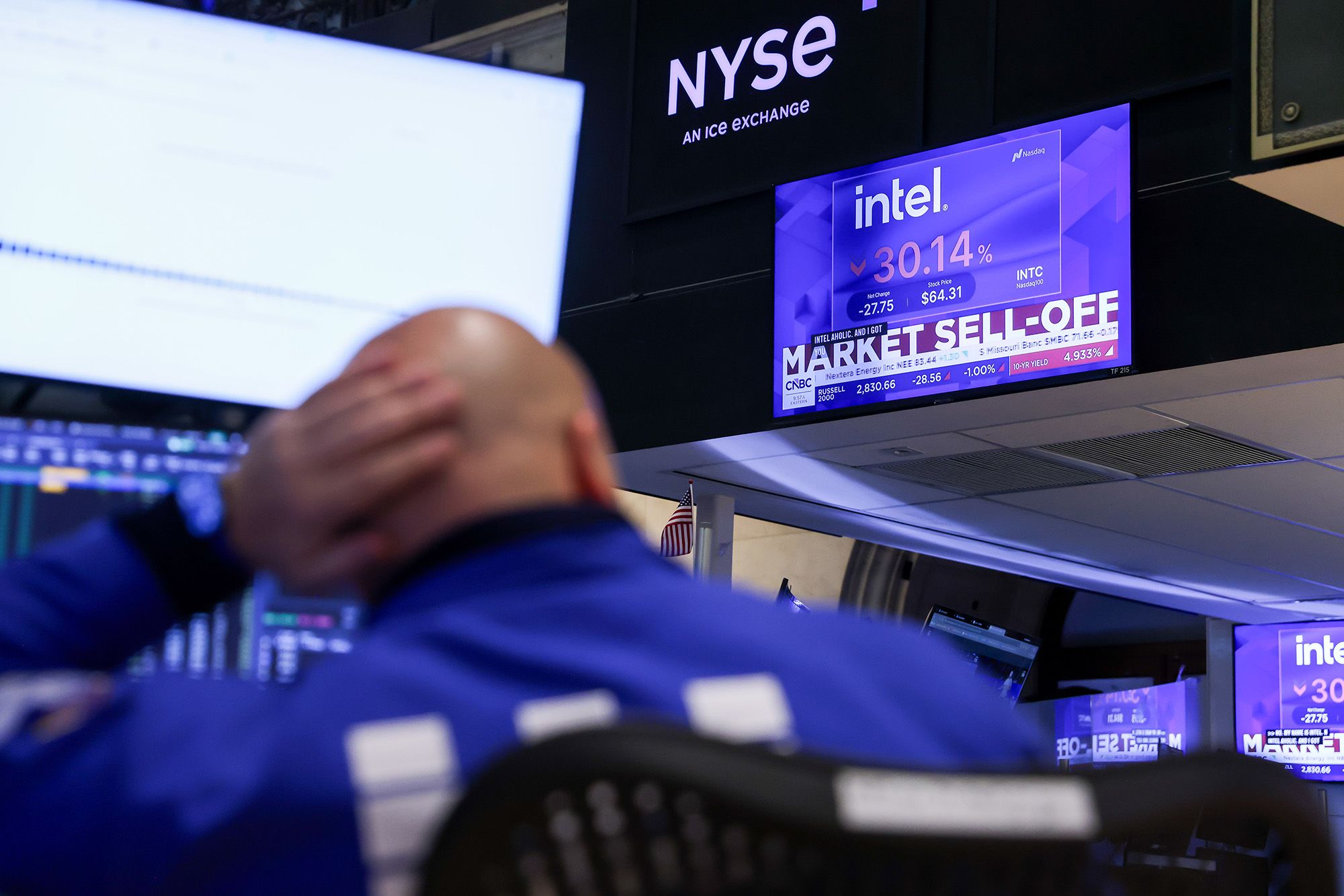 A television shows Intel Corp. news at the New York Stock Exchange on October 30, 2026.