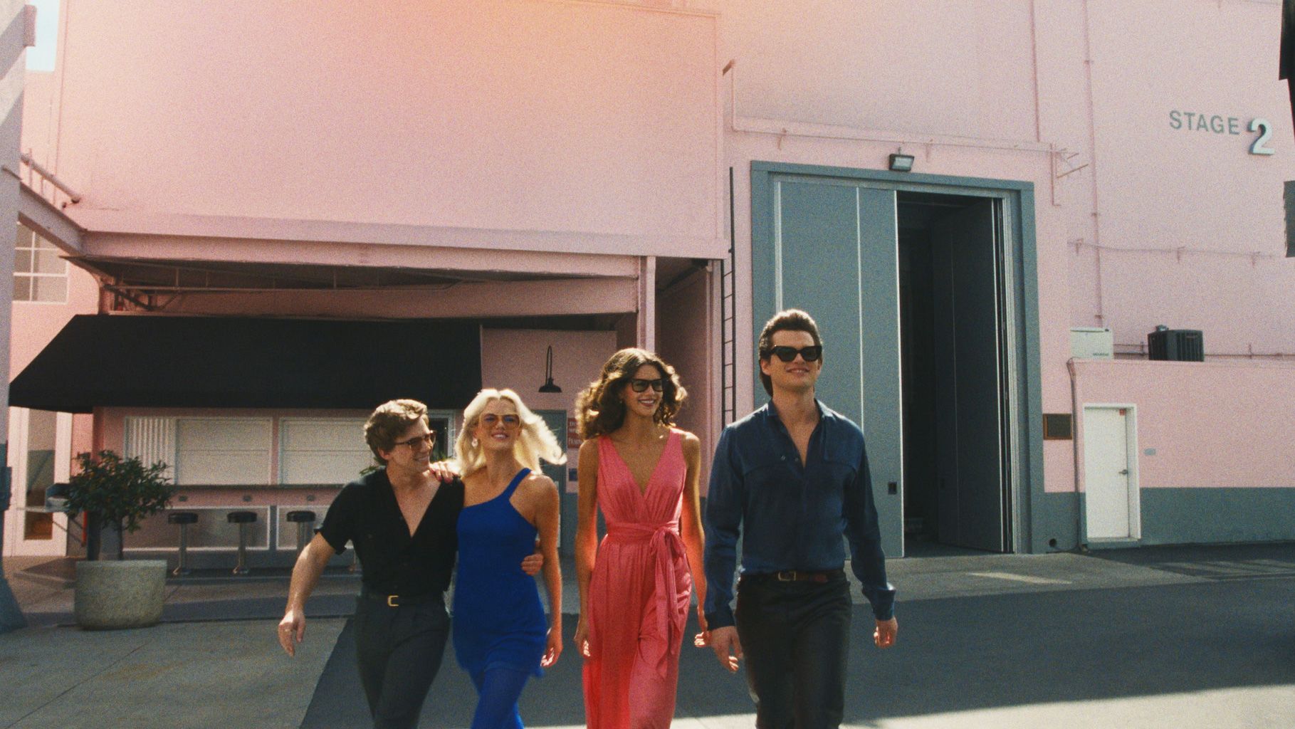FX's The Shards -- "Murder on the Dancefloor" -- Season 1, Episode 5 (Airs Wednesday, August 19) -- Pictured: (l-r)  Igby Rigney as Bret, Hayes Warner as Debbie Schaffer, Kaia Gerber as Susan Reynolds, Homer Gere as Robert Mallory. CR: FX.