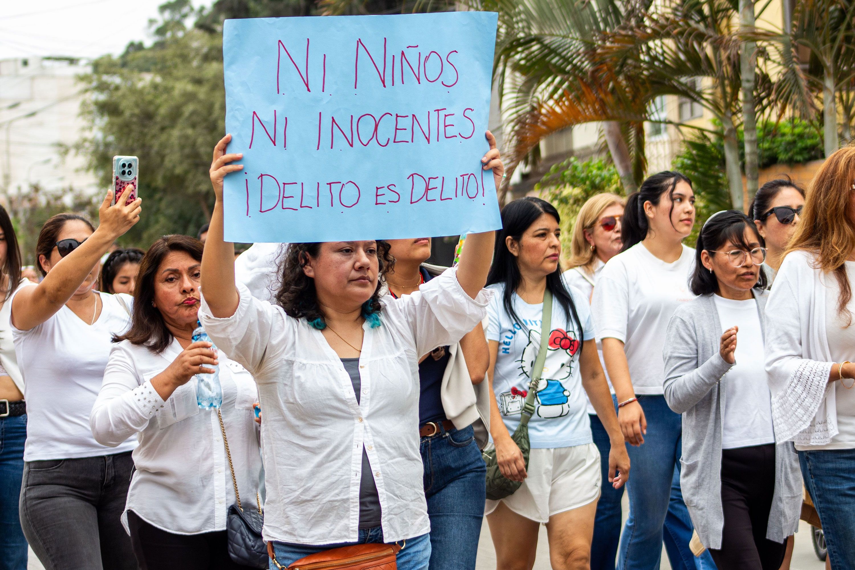 Residents, parents and other citizens gathered outside the Almirante Guise Naval High School in San Borja, Lima, on Sunday, September 20, following reports of the alleged sexual assault of a student and amid questions over the institution’s handling of the case. Protesters held signs and gathered outside the school, calling for justice and greater accountability as authorities continue to investigate the allegations.