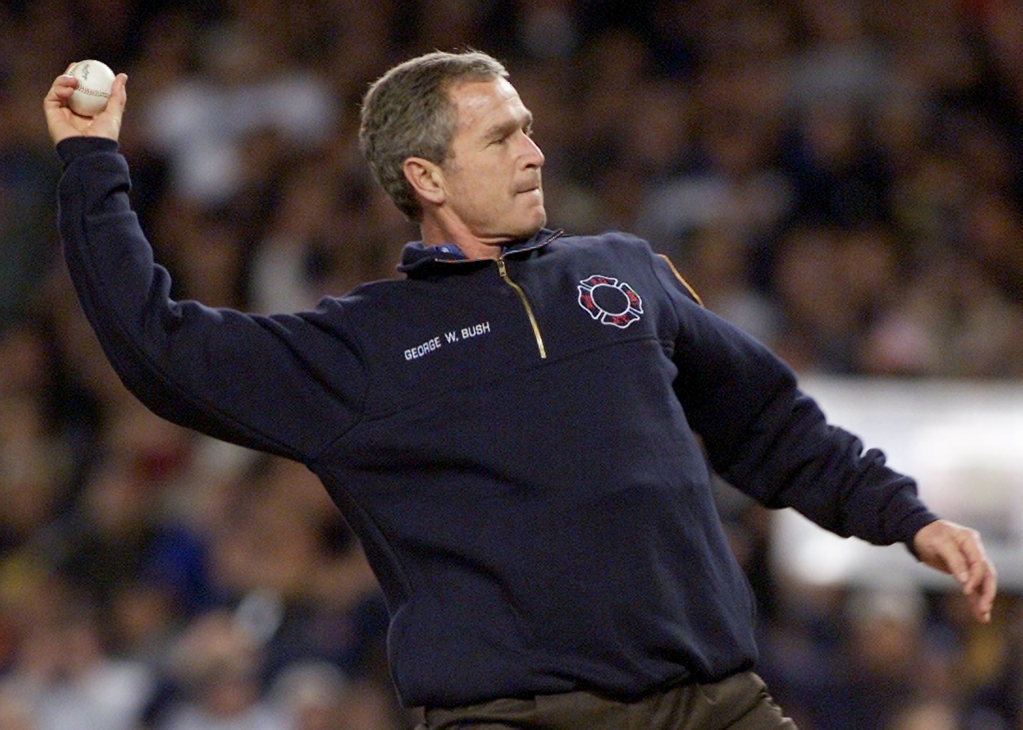 U.S. President George W. Bush throws out the ceremonial first pitch
before the start of Game 3 of the World Series in New York, October 30,
2001. The Arizona Diamondbacks lead the New York Yankees 2-0.
REUTERS/Ray Stubblebine

GMH/SV