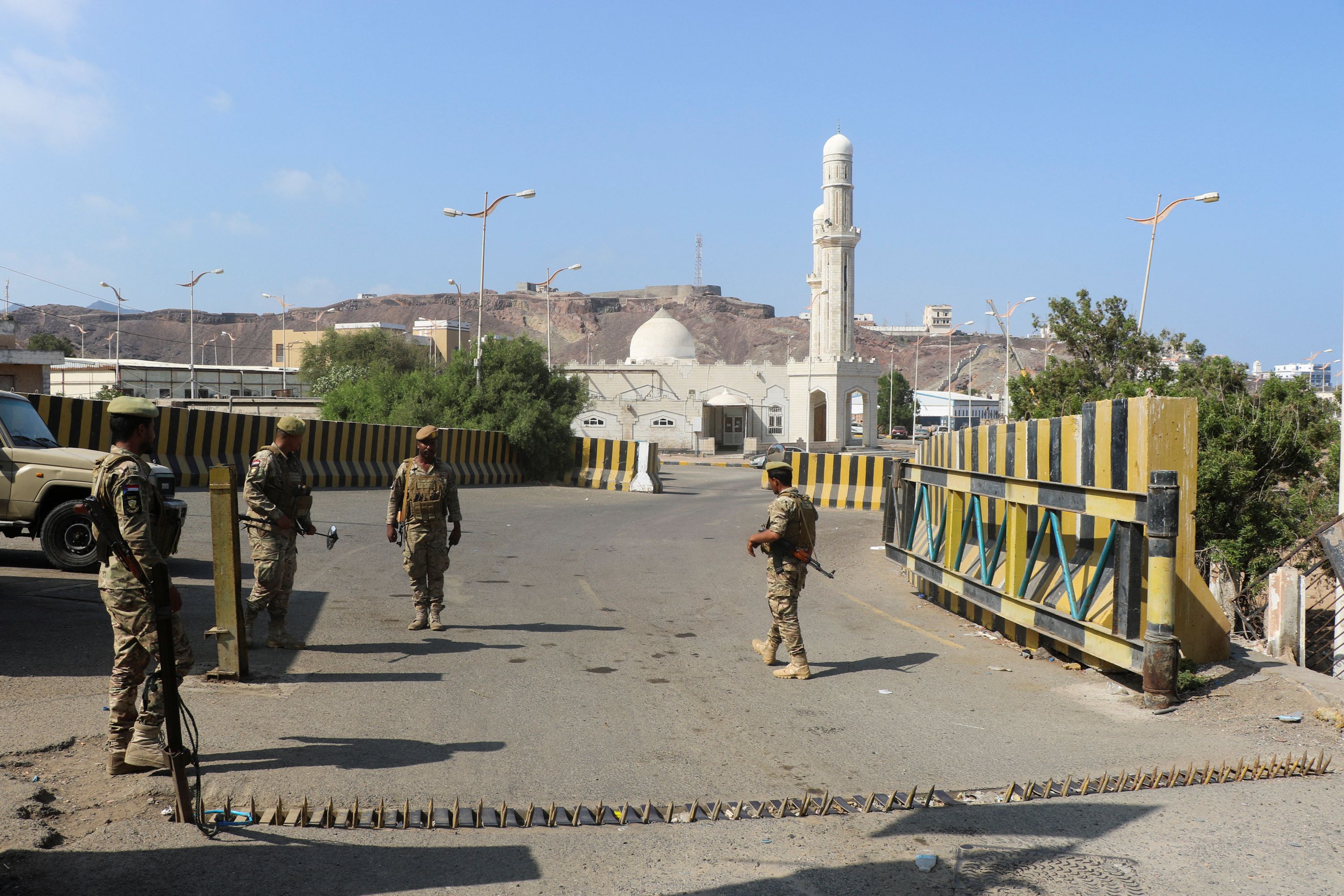 Soldiers loyal to Yemen's separatist Southern Transitional Council stand guard outside the compound of the presidential palace in Aden, Yemen, December 9, 2025. REUTERS/Fawaz Salman