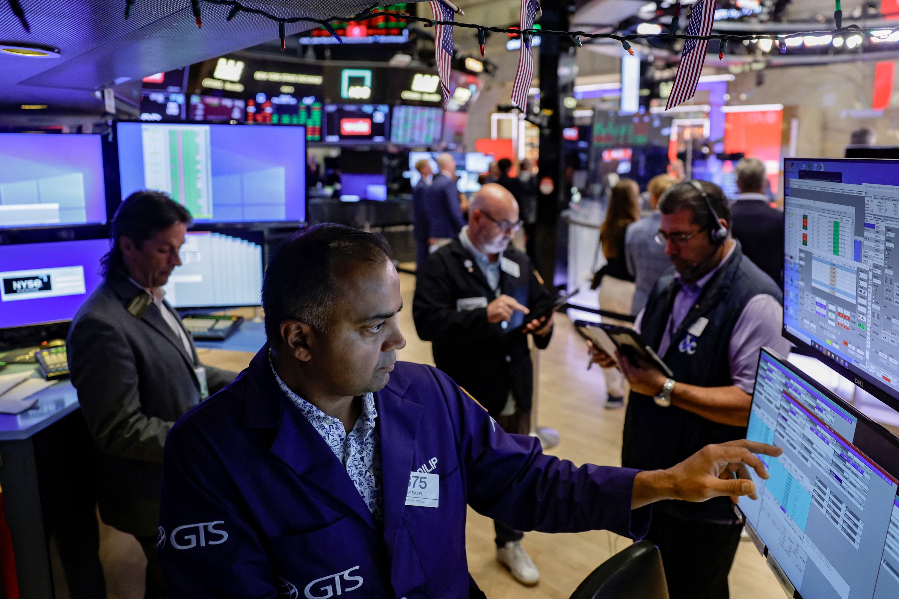 Traders work on the floor of the New York Stock Exchange on August 7, 2026. REUTERS/Jeenah Moon
