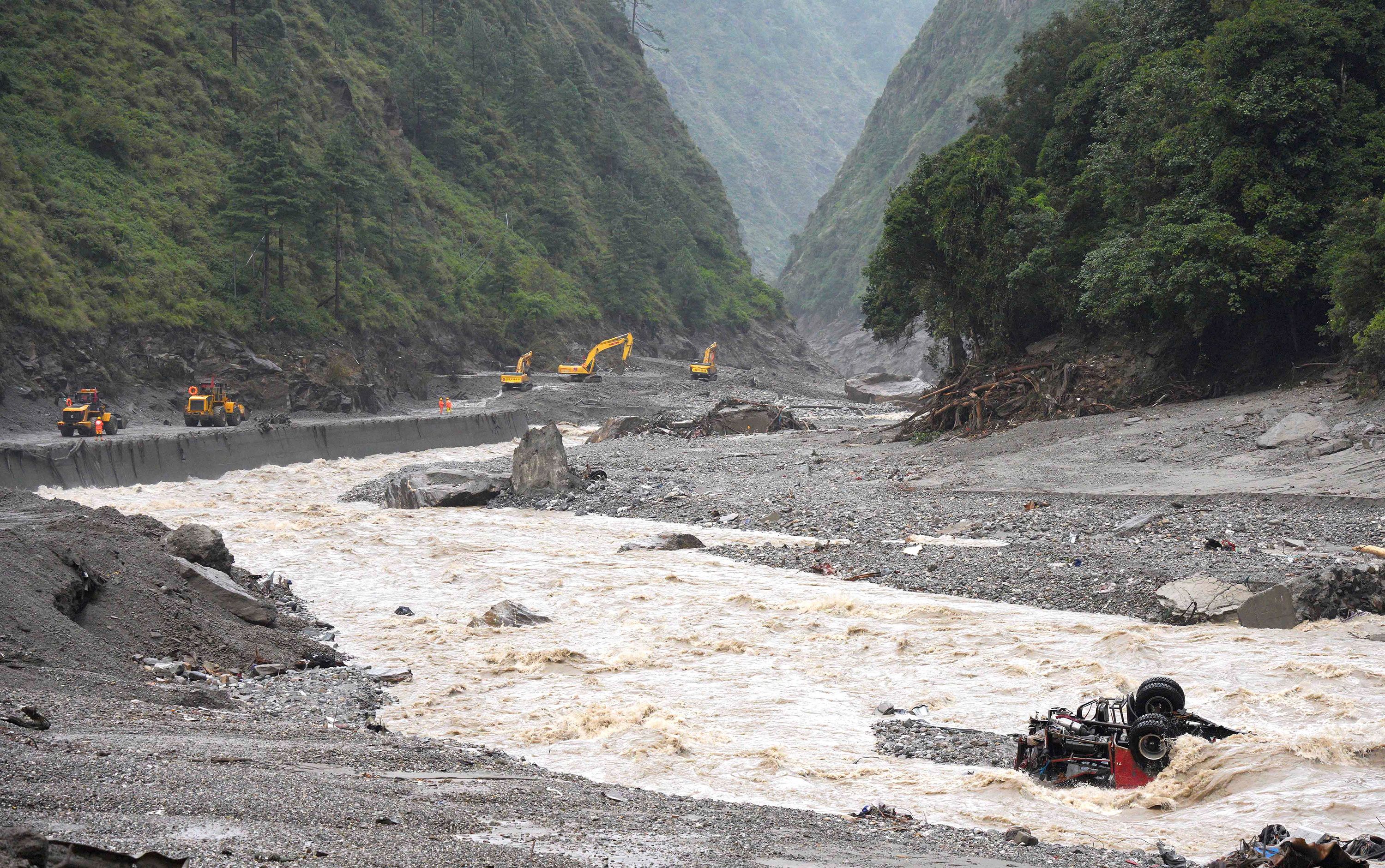 Excavators and loaders in action as rescue workers repair a road leading to Gyirong Port after a mudslide, in Gyirong county, Shigatse, Tibet Autonomous Region, China August 28, 2026. cnsphoto via REUTERS   ATTENTION EDITORS - THIS IMAGE WAS PROVIDED BY A THIRD PARTY. CHINA OUT.