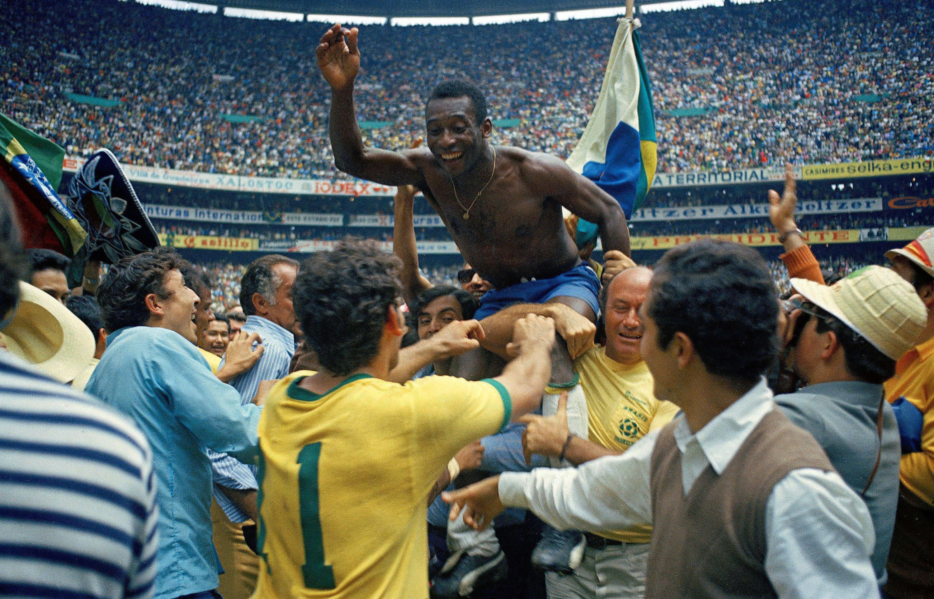 Edson Arantes Do Nascimento Pele of Brazil celebrates the victory after winnings the 1970 World Cup in Mexico match between Brazil and Italy at Estadio Azteca on 21 June in Città del Messico. Mexico.