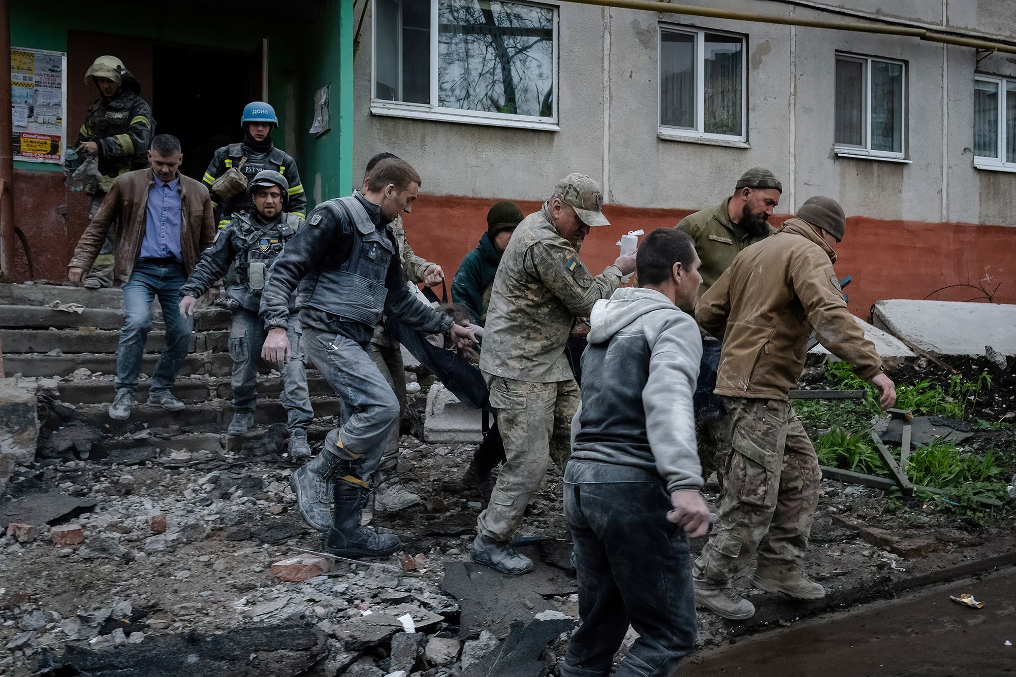 SLOVIANSK, UKRAINE - 2023/04/14: Military officials and firefighters carry an injured girl rescued from the rubble in Sloviansk following a rocket attack by the Russian troops. Russian troops attacked the eastern Ukrainian city of Sloviansk on Eastern Orthodox Great Friday. Officials said it is the biggest rocket attack in months, causing at least eight dead and 21 injured, including children, and many buildings destroyed. In addition, Officials said at least seven missiles had been fired during Friday afternoon. 